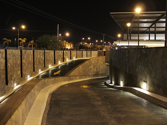 acceso  vehicular  centro  comercial  urban  center  querétaro  jalisco