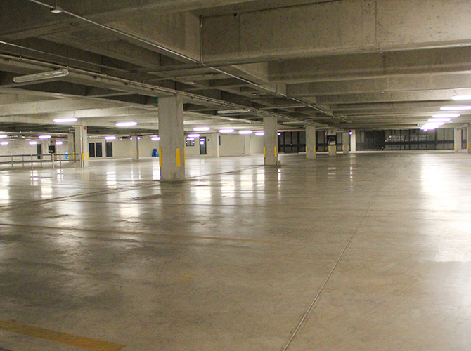 estacionamiento  interior  centro  comercial  urban  center  querétaro  jalisco