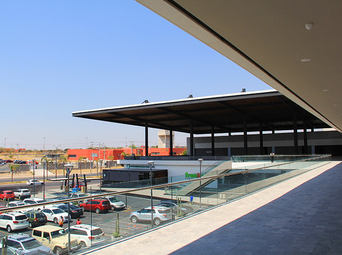 vista  estacionamiento  centro  comercial  urban  center  querétaro  jalisco